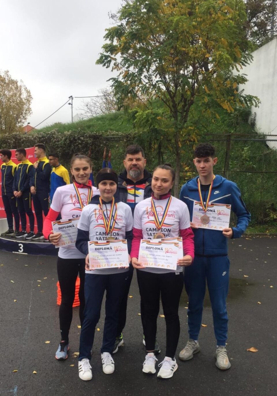 Antrenorul Radu Mihalescu alături de sportivii de la CSM Suceava medaliați la Naționale Antrenorul Radu Mihalescu alături de sportivii de la CSM Suceava medaliați la Naționale