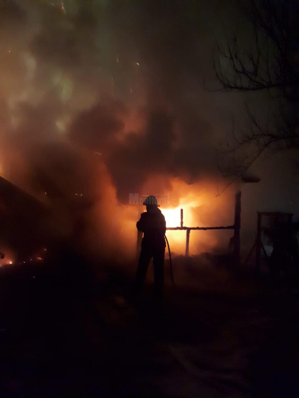 Femeie moartă în casă, după un incendiu cu puternice degajări de fum