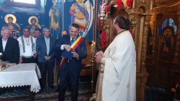 Preotul din Costâna a fost premiat de primarul Mugurel Bocancea