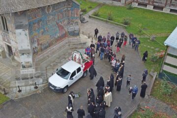 Racla cu moaștele Sfântului Ioan cel Nou de la Suceava, în pelerinaj la Mănăstirea Voroneț