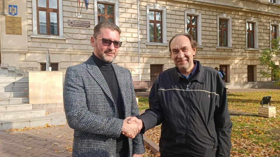 Avocatul Traian Andronachi (stânga), alături de rusul Andrei Skripii