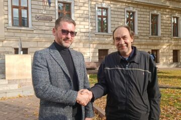 Avocatul Traian Andronachi (stânga), alături de rusul Andrei Skripii