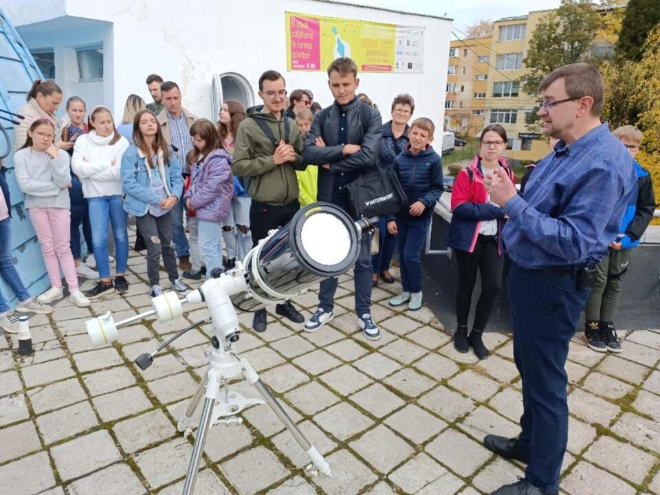 Cu telescoapele pregătite în așteptarea unei breșe de nori