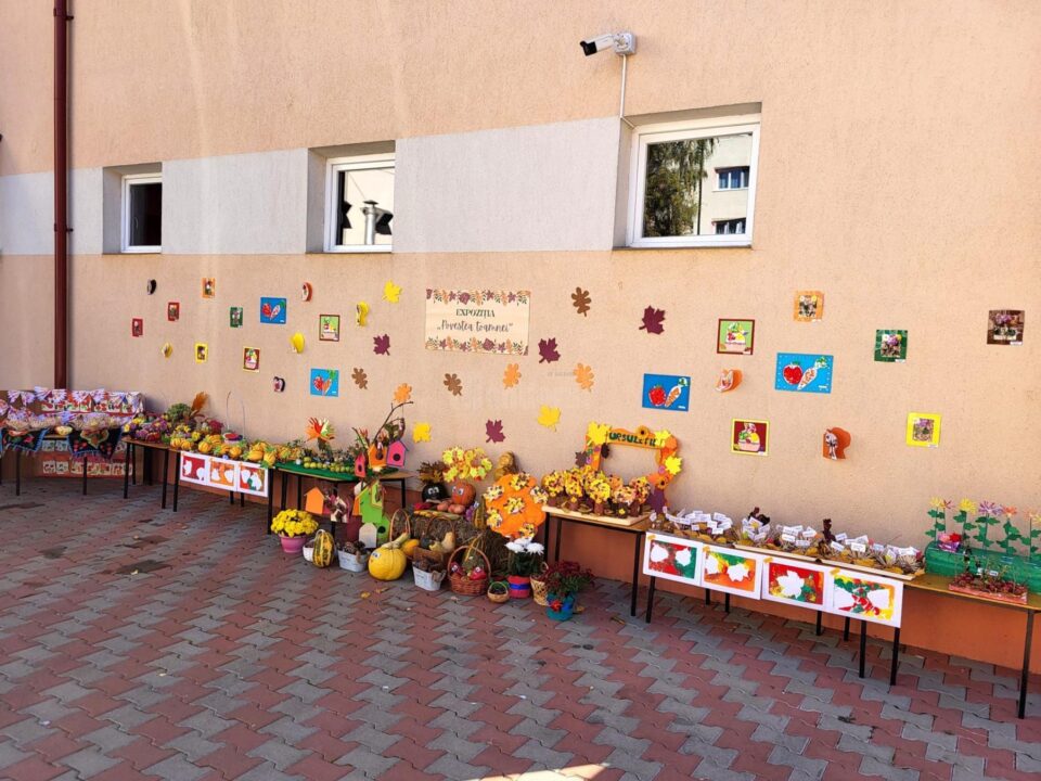 „Povestea toamnei”, expoziție tematică inedită în curtea Grădiniței cu Program Prelungit „ABC” Suceava