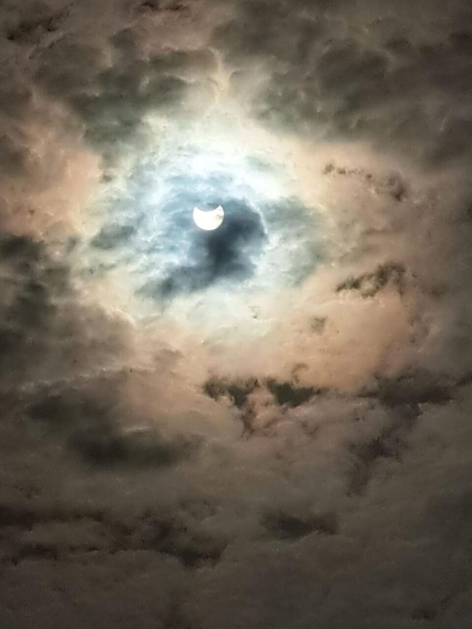 Eclipsa parțială de soare într-o zona cu vizibilitate
