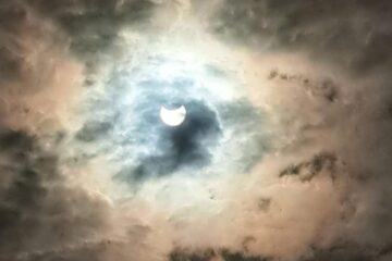 Eclipsa parțială de soare într-o zona cu vizibilitate