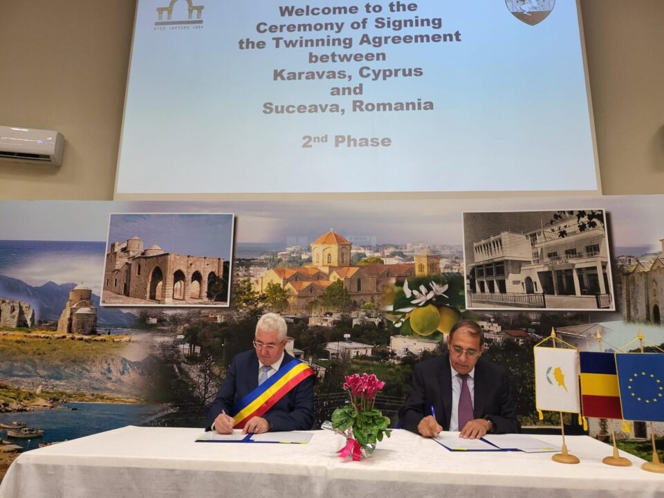 Semnarea acordului de înfrățire dintre Suceava și Karavas, prin reprezentanții localităților, primarul Ion Lungu și primarul Nicos Hadjistephanou