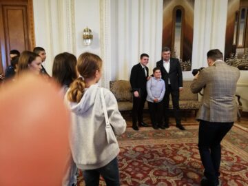 Parlamentarii PSD Șoldan, Bejinariu și Stan au finanțat o excursie la București pentru 50 de copii suceveni cu media 10 Sursa FB George Soldan