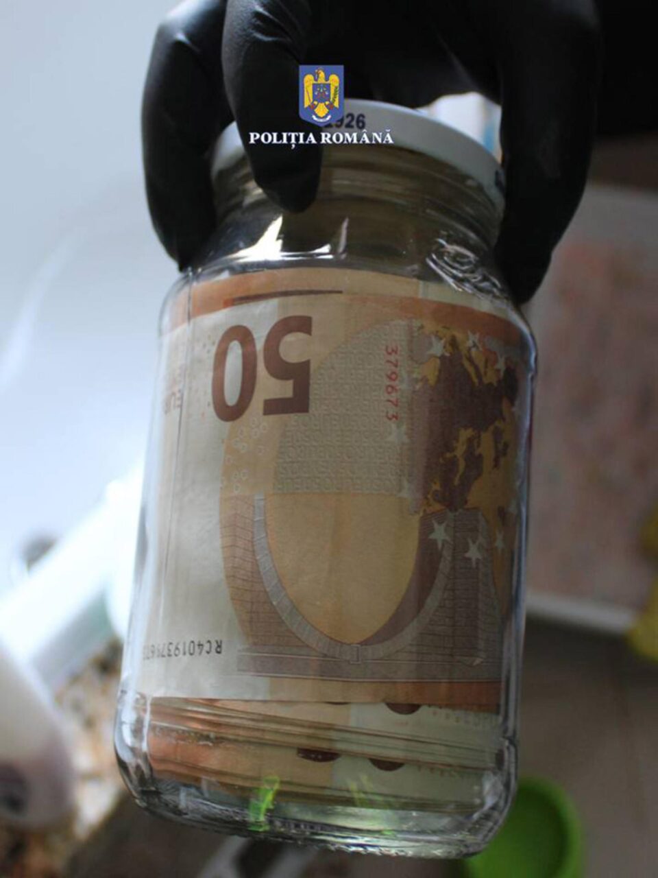 Bani în borcane descoperiți la perchezițiile din luna iulie a acestui an