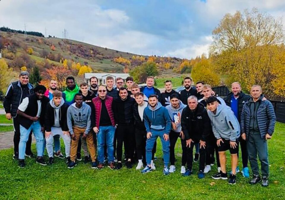 Fotbaliștii Forestei au sărbătorit la Toaca Bellevue clasarea pe primul loc la finalul turului Fotbaliștii Forestei au sărbătorit la Toaca Bellevue clasarea pe primul loc la finalul turului