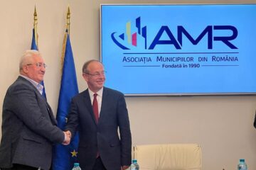 Primarul Sucevei, Ion Lungu, cu Patrick Child, directorul general adjunct al Direcției Generale de Mediu din cadrul Comisiei Europene și Manager al misiunii „100 de orașe inteligente și neutre”