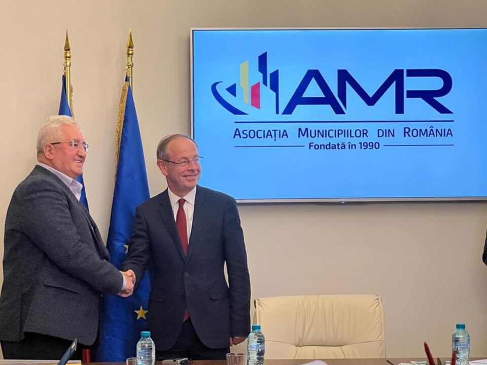 Primarul Sucevei, Ion Lungu, cu Patrick Child, directorul general adjunct al Direcției Generale de Mediu din cadrul Comisiei Europene și Manager al misiunii „100 de orașe inteligente și neutre”