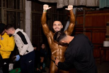 Premii de aproape 15.000 de dolari SUA, fete și băieți cu mușchi și zeci de cutii cu pizza, eclere și ciocolată de casă