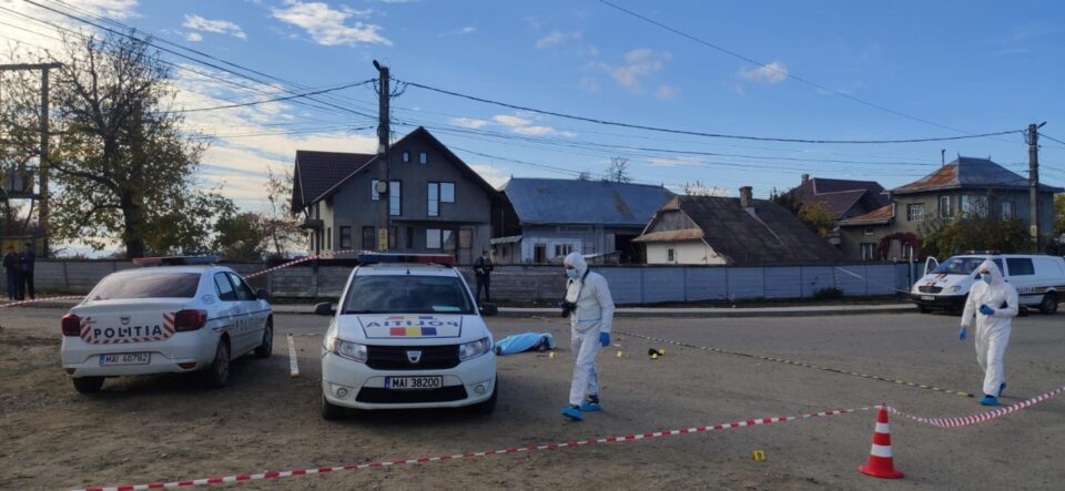 Și-a ucis bunicul în stradă, cu lovituri de cuțit, de față de polițiștii