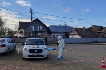 Și-a ucis bunicul în stradă, cu lovituri de cuțit, de față de polițiștii
