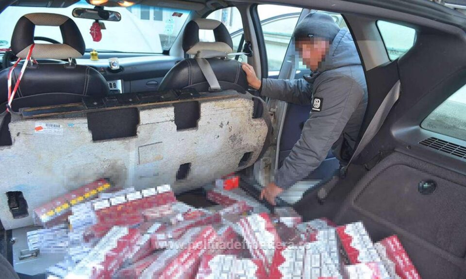 Un adevărat depozit de țigări de contrabandă, găsit în podeaua unei mașini