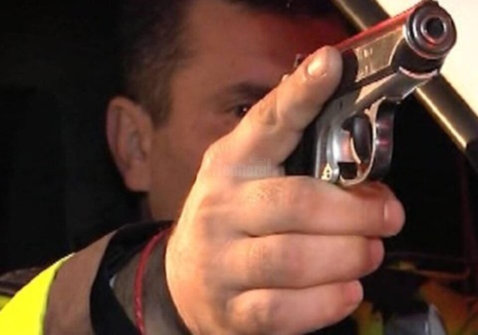politist cu pistol