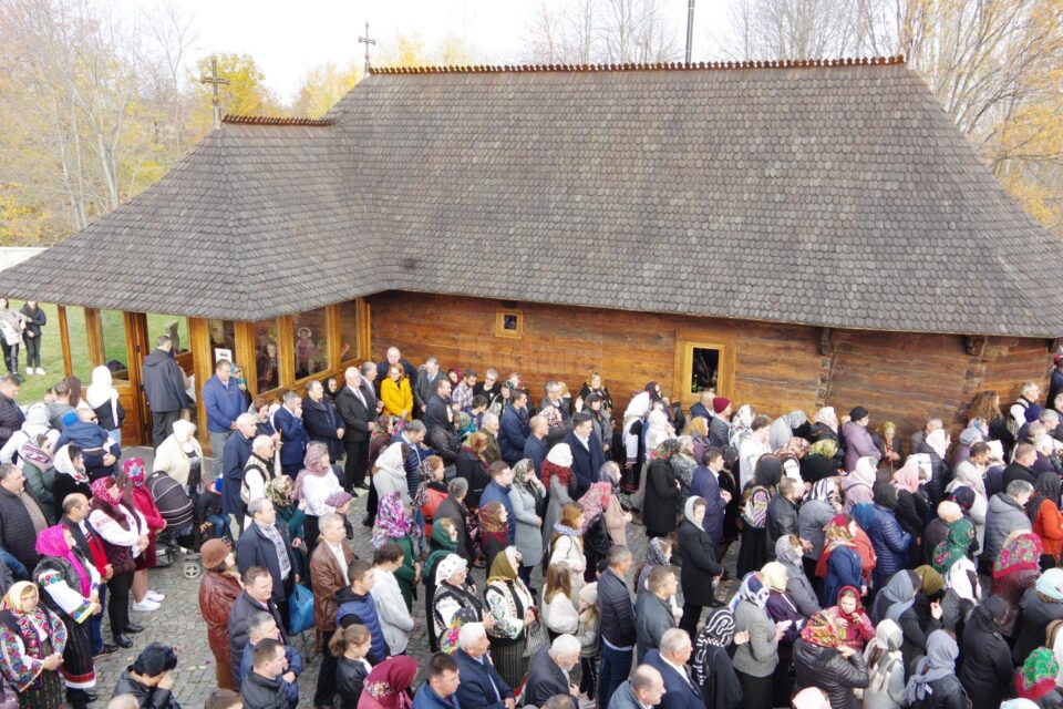 Arhiepiscopul Teodosie și PS Damaschin Dorneanul au oficiat slujba de „sfințire mare” a bisericii de lemn din Adâncata