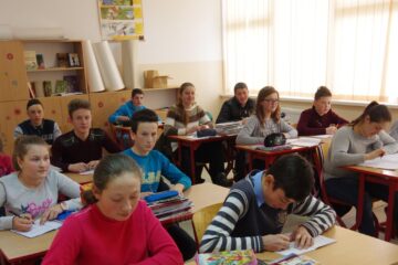 Elevii se reîntorc în bănci