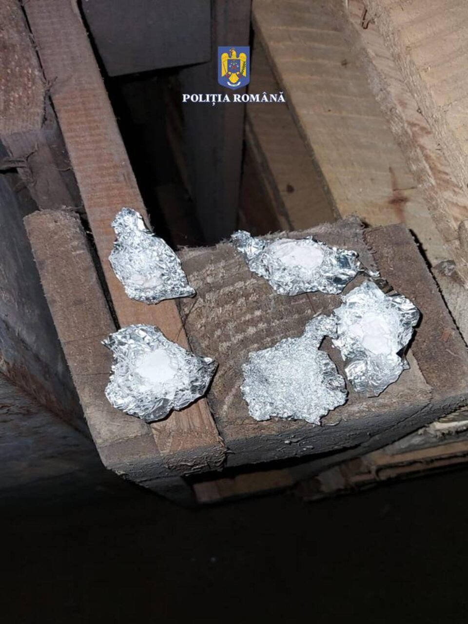 Droguri aruncate pe jos când polițiștii au descins la o petrecere care avea loc în Burdujeni Droguri aruncate pe jos când polițiștii au descins la o petrecere care avea loc în Burdujeni