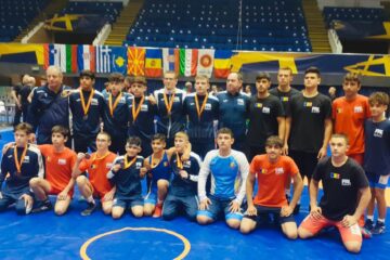 Antrenorul Valerică Gherasim în mijlocul sportivilor pe care-i pregătește la lotul național