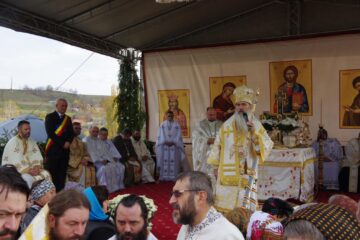 ÎPS Teodosie a oficiat slujba de resfințire a bisericii de lemn din Adâncata
