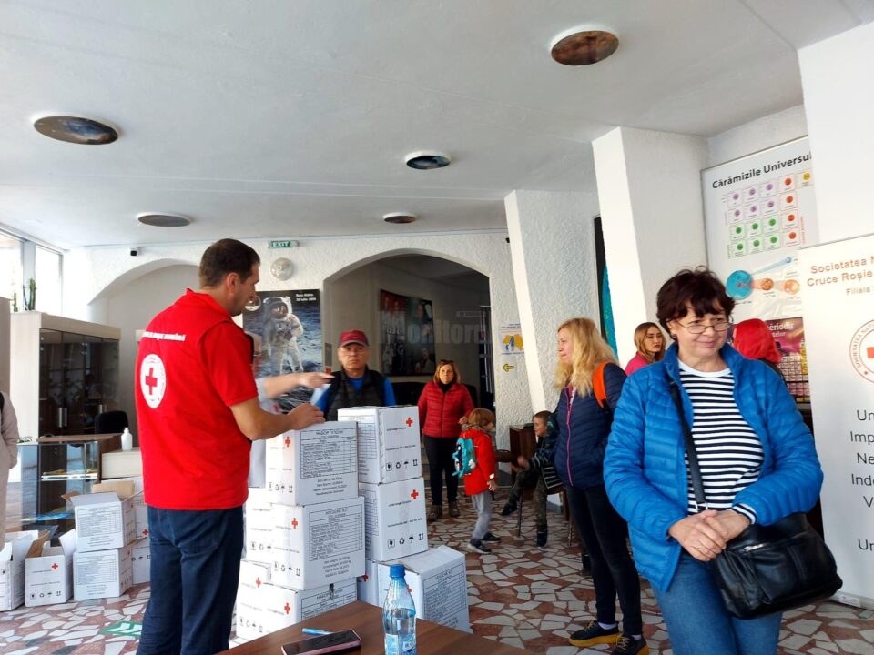 Voluntarii Crucii Roșii Suceava au împărțit ajutoare refugiaților ucraineni cu permis de ședere în județul Suceava