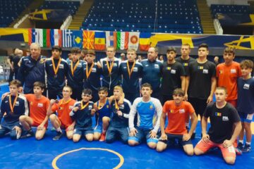Antrenorul Valerică Gherasim în mijlocul sportivilor pe care-i pregătește la lotul național
