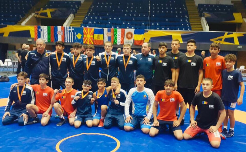 Antrenorul Valerică Gherasim în mijlocul sportivilor pe care-i pregătește la lotul național Antrenorul Valerică Gherasim în mijlocul sportivilor pe care-i pregătește la lotul național