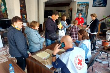 Voluntarii Crucii Roșii Suceava au împărțit ajutoare refugiaților ucraineni cu permis de ședere în județul Suceava