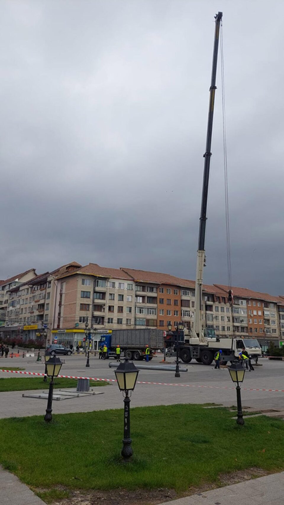 În zona centrală a Sucevei vor fi montate noi elemente de iluminat ornamental, care vor fi aprinse pe 28 Noiembrie