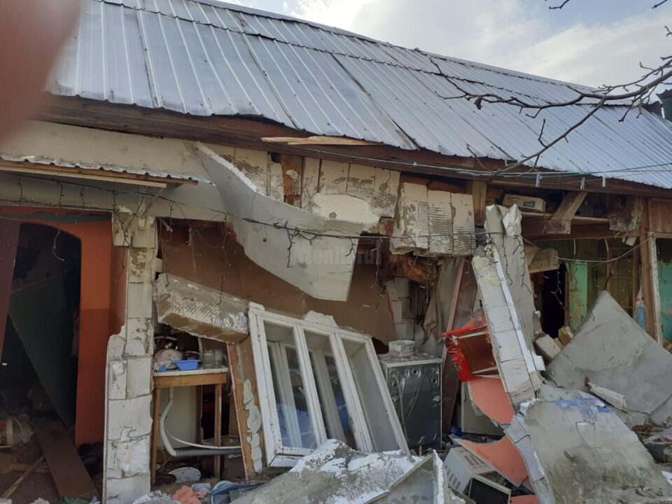 Explozie de la acumulări de gaze într-o locuință în care erau doi oameni