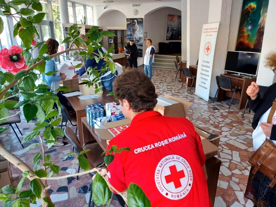 Voluntarii Crucii Roșii Suceava au împărțit ajutoare refugiaților ucraineni cu permis de ședere în județul Suceava