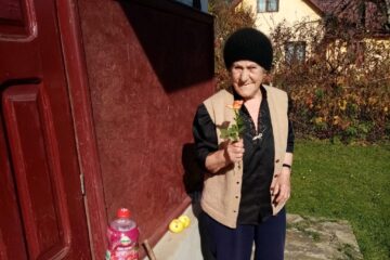 „Prânzul de sâmbătă” pentru 25 de „bunici” din Câmpulung Moldovenesc, susținut tot mai greu de Asociația „Licuricii fericiți”