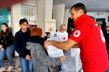 Voluntarii Crucii Roșii Suceava au împărțit ajutoare refugiaților ucraineni cu permis de ședere în județul Suceava