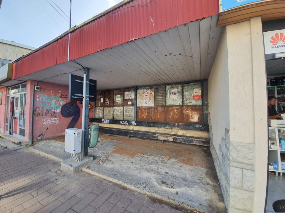 Stația TPL Confecția, mizeră și ponosită