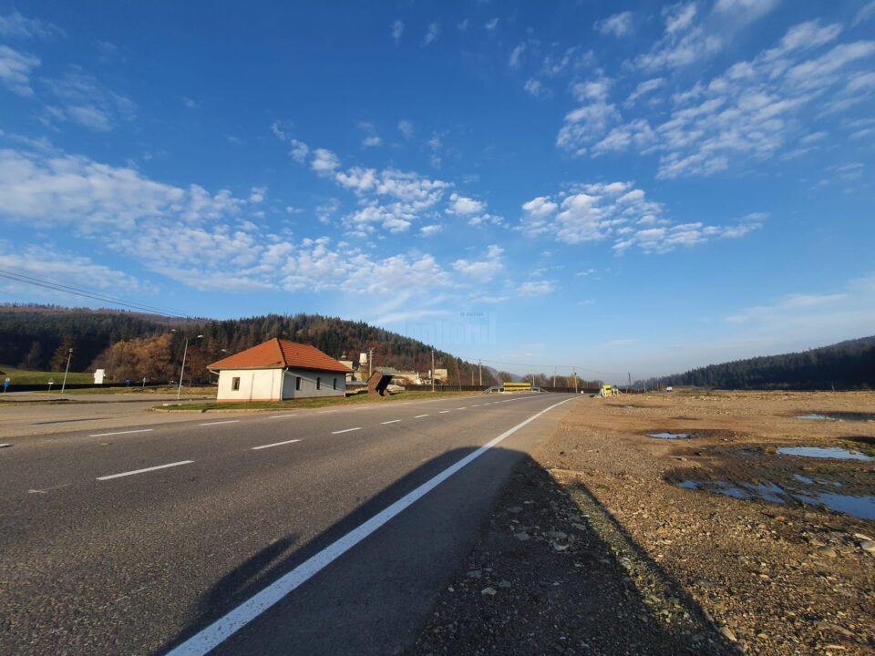 Drumul are și o mare importanță pe partea turistica ducând la Mănăstirea Slatina