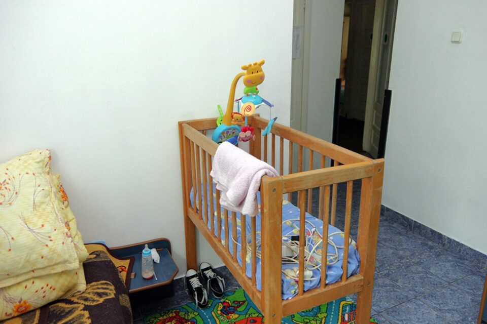O mamă în vârstă de 20 de ani a renunțat la cei doi copii, un bebeluș de doar două luni și un băiețel de doi ani O mamă în vârstă de 20 de ani a renunțat la cei doi copii, un bebeluș de doar două luni și un băiețel de doi ani
