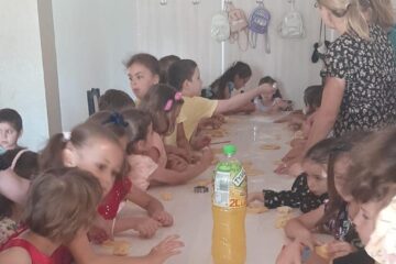 Elevi din 12 școli din județ vor beneficia de o masă caldă la școală