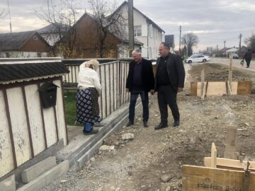 Primăria construiește trotuare și podețe de la școla din Țibeni și până la gară