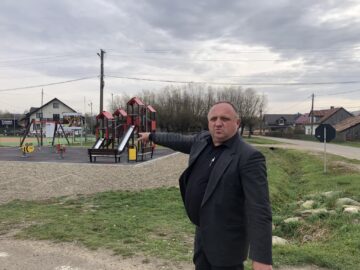 În apropierea școlii din Satu Mare s-a construit un spațiu de joacă