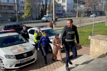 În timp ce era închisă, Amina Gerikhanova a fost dusă la Curtea de Apel Suceava