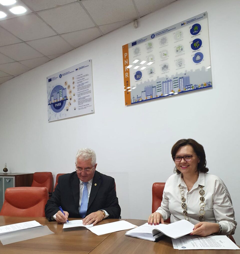 Contractele de finanțare pentru renovarea unor blocuri din centrul Sucevei au fost semnate de primarul Lungu Contractele de finanțare pentru renovarea unor blocuri din centrul Sucevei au fost semnate de primarul Lungu