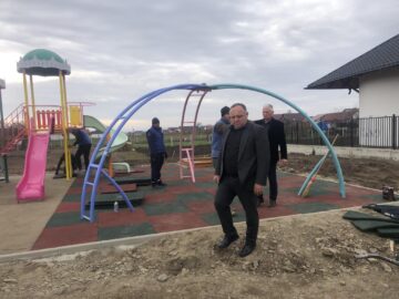 Spațiu de joacă nou la Țibeni