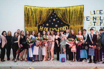 Liceul Tehnologic din Cajvana și-a desemnat cei mai talentați boboci, într-un spectacol intitulat „Hollywood”. Foto Slevoacă Florin