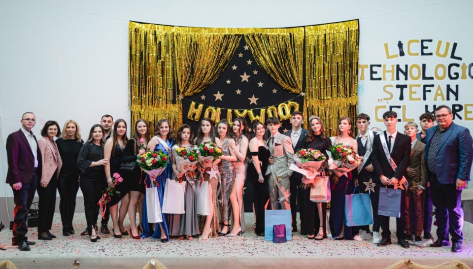 Liceul Tehnologic din Cajvana și-a desemnat cei mai talentați boboci, într-un spectacol intitulat „Hollywood”. Foto Slevoacă Florin