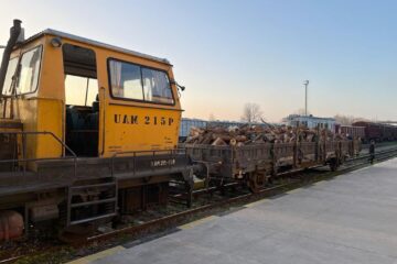 Drezina transporta peste 9 mc lemn