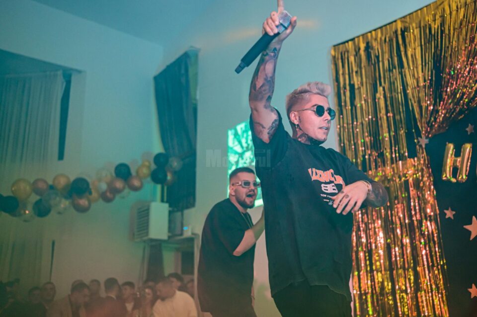 Liceul Tehnologic din Cajvana și-a desemnat cei mai talentați boboci, într-un spectacol intitulat „Hollywood”. Foto Slevoacă Florin