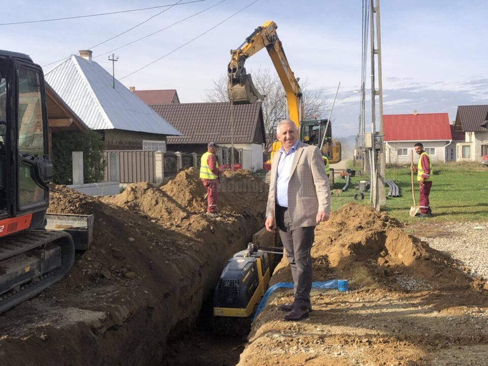 Primarul Vasile Iliuț spune că este mulțumit de modul în care constructorii au început lucrările de extindere a retelelor de apă și canal Primarul Vasile Iliuț spune că este mulțumit de modul în care constructorii au început lucrările de extindere a retelelor de apă și canal