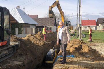Primarul Vasile Iliuț spune că este mulțumit de modul în care constructorii au început lucrările de extindere a retelelor de apă și canal